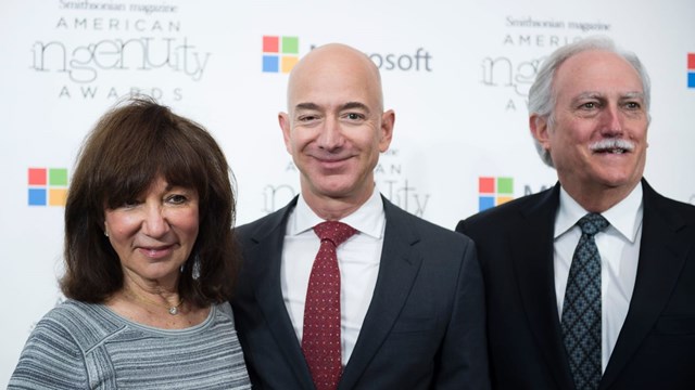 Tỷ ph&uacute; Amazon b&ecirc;n cạnh hai nh&agrave; đầu tư thi&ecirc;n thần - mẹ của &ocirc;ng Jacklyn v&agrave; bố dượng Mike Bezos. Ảnh: AFP